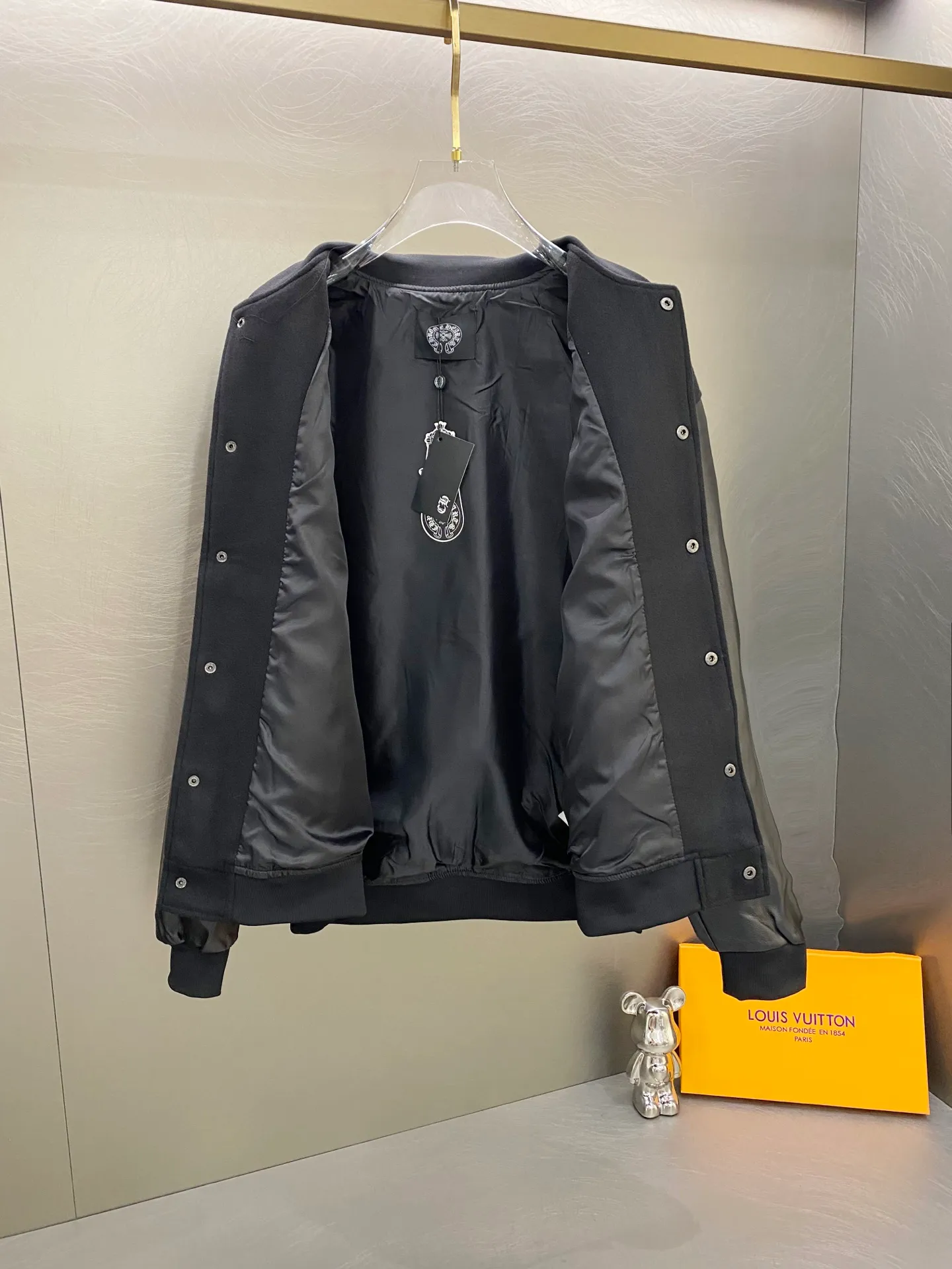 P410 Chromehearts New Crow Heart Horseshoe Cross Baseball Jacket Customized Woolen Fabric Spliced PU Leather Sleeves Heavy Design Exclusive Customized Cross Metal Decoration Full of Dark Style 🔥 Loose Fit Very Handsome for Men and Women Red Label Cross Size: S M L XL (176 145 wear M) S M L 75 77 Sleeve length 65 66 67 68 Shoulder width 54 55 56 57